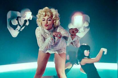 A pesar de ser una de las mujeres más poderosas e influyentes del mundo, Madonna tiene un gran sentido del humor. En el vídeo Gimme all your lovin lo demuestra autoparodiándose.