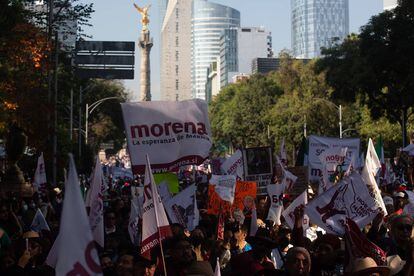 Simpatizantes de López Obrador durante la marcha hacia el Zócalo capitalino.