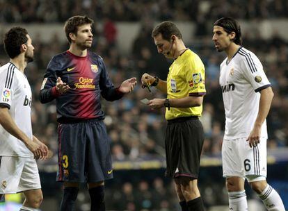 El árbitro Clos Gómez muestra la cartulina amarilla a Gerard Piqué a los 48 segundos de partido.