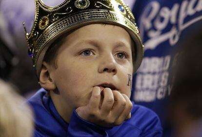 Un niño atento a una jugada durante el partido de béisbol disputado entre el Kansas City Royals y los San Francisco Giants en Kansas City, Misuri, EE UU.