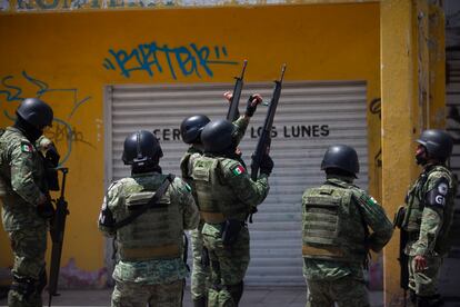 Elementos de la Guardia Nacional apuntan hacía las azoteas durante el operativo de Irapuato. 