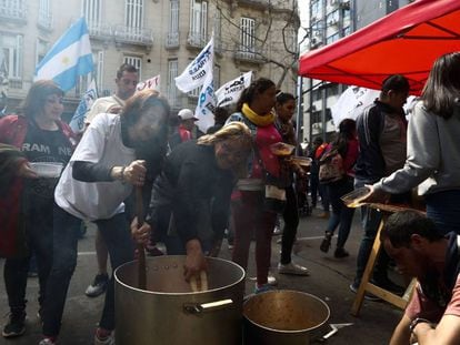 Organizaciones sociales realizan una olla popular en la Plaza de Mayo, durante una protesta en septiembre pasado.
