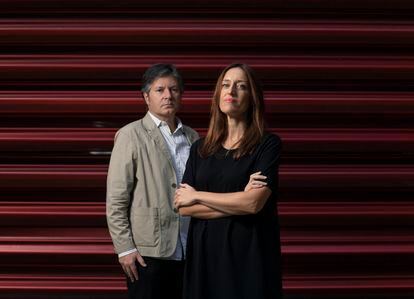 Los arquitectos Andrés Patiño y Ana Amado, autores del libro 'Habitar el agua', en el exterior del museo Reina Sofía.