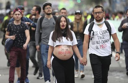 El MIO, sistema de autobuses públicos de Cali, ha interrumpido sus operaciones debido a los obstáculos que los manifestantes pusieron en las calles. En la imagen, una pareja participa en una de las marchas.