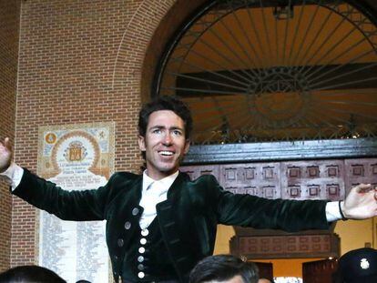 El rejoneador Leonardo Hernández, a su salida a hombros de la monumental de Las Ventas.