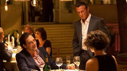 Javier Bardem (izquierda) y Sean Penn, en un fotograma de 'Caza al asesino'.