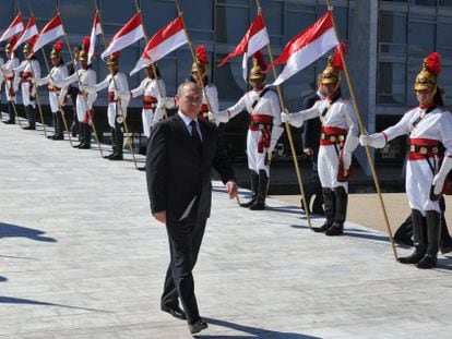 El presidente de Rusia, Vladimir Putin, es recibido con guardia militar este lunes en Brasilia (Brasil).