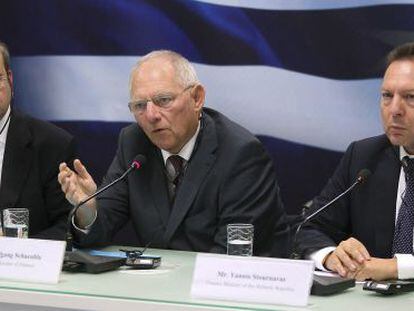 Schäuble (centro) y Sturnaras (derecha), el mes pasado en Atenas.