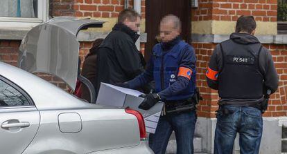 Agentes cargan material tras un registro en Vilvoorde (B&eacute;lgica).