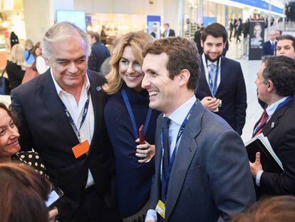 El líder del Partido Popular, Pablo Casado (centro) llega este miércoles a Helsinki.