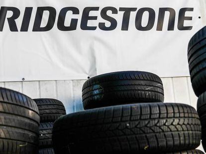 Llantas apiladas de la marca Bridgestone. 