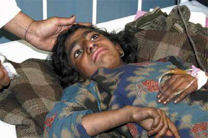 Una niña herida es atendida en un hospital de Jammu, en la India, tras un ataque de supuestos insurgentes en el área de Thava, en el distrito montañoso de Doda.