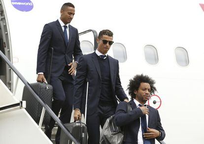 Danilo, Ronaldo y Marcelo bajan del avión en el aeropuerto de Cardiff.
