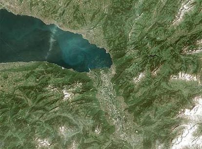 Vista aérea del pueblo suizo de Montreaux, situado en la orilla este del lago Geneva, un enclave de ensueño en los Alpes suizos.