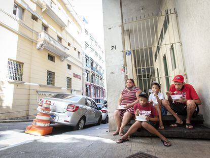Maxwell Oliveira y Verônica Medeiros almuerzan, junto con sus dos hijos, tras recibir una donación de alimentos de una ONG, en São Paulo.