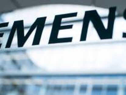 Logotipo de Siemens en su sede en Múnich (Alemania).