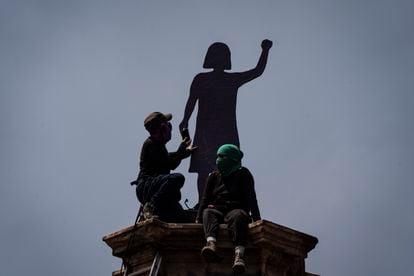 Miembros de colectivos feministas, madres de desaparecidos, familiares de víctimas de feminicidios intervinieron el pedestal donde se encontraba la estatua a Cristóbal Colón en Ciudad de México. 