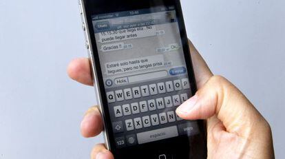 Un usuario utiliza el servicio de mensajer&iacute;a Whatsapp.