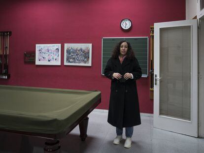 La escritora Najat el Hachmi en la que fue su aula de primaria cuando llegó a España, y ahora es la sala de billar del hogar del jubilado.