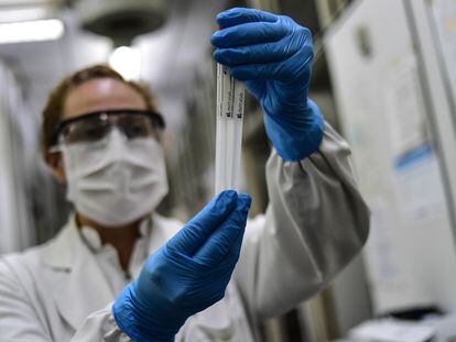 La bioquímica Daniela Ori manipula muestras de hisopos en el laboratorio de bioquímica del Hospital Naval Central, en Buenos Aires, en abril de 2020.