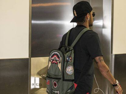 Neymar, en el aeropuerto de Nueva Jersey (EE UU) con el Barcelona.