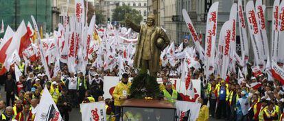 Manifestantes del sindicato Solidaridad portan una estatua del primer ministro polaco Donald Tusk en Varsovia el s&aacute;bado. 
