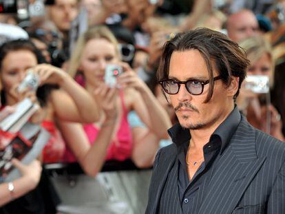 El actor Johnny Depp asegura que no le gusta nada mirarse en los espejos. Depp, que está considerado uno de los actores más atractivos de Hollywood, prefiere vivir en "la más profunda ignorancia" del mundo que le rodea. "Si pudiera evitar el espejo cuando me lavo los dientes por la mañana lo haría", ha comentado durante la presentación en Londres de su última película <i> Public Enemies </i>.