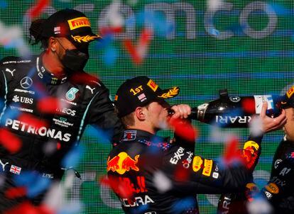 Verstappen celebra la victoria en el podio, con Hamilton a la izquierda de la imagen.