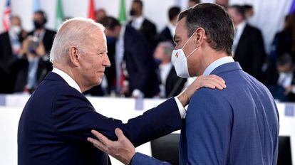 El presidente de EE UU, Joe Biden, hace un gesto amistoso al presidente Sánchez durante la reunión del G-20 en Roma en octubre pasado.