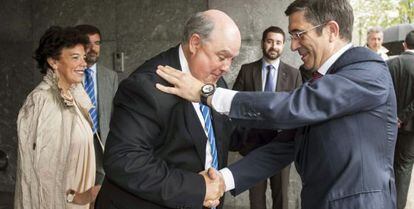 El 'lehendakari', Patxi López, saluda al rector de la Universidad de Deusto, Jaime Oraá.