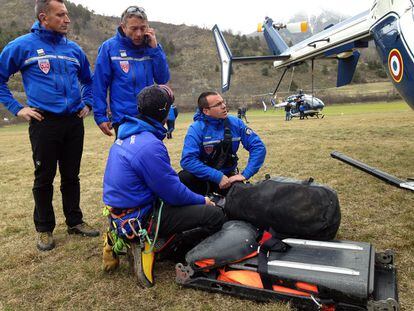 Personal de rescate de montaña se preparan para acceder a la zona del accidente en Seyne.