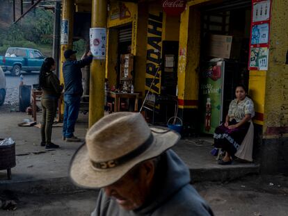 Voluntarios pegan carteles con información sobre el coronavirus escritos en lengua purépecha en la comunidad de Angahuan.