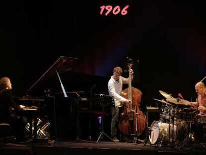 De izquierda a derecha, Brad Mehldau, al piano; Larry Grenadier, al contrabajo; y Jeff Ballard, a la bater&iacute;a.