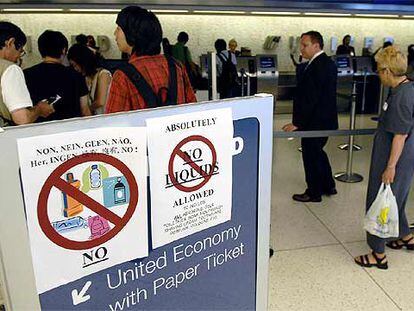 Unos carteles informan de los objetos y sustancias que está prohibido subir al avión, en el aeropuerto JFK de Nueva York.