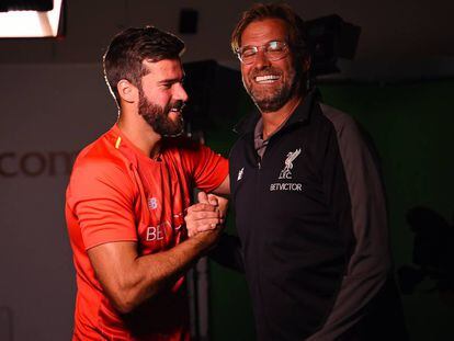 Alisson estrecha la mano con Klopp tras firmar su contrato con el Liverpool.