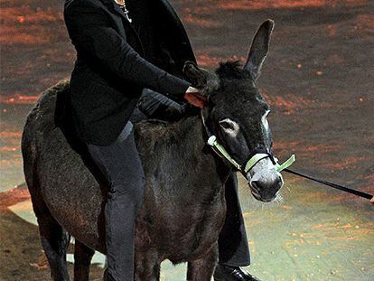El cantante Lionel Richie decidió darse una vuelta en burro durante su intervención en la versión alemana del <i>show</i> televisivo <i>¿Qué apostamos?</i> (<i>Wetten, dass...?</i>). El programa se grabó en la plaza de toros de Palma de Mallorca.