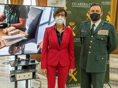 La directora general de la Guardia Civil, María Gámez, y el general jefe de la IV zona Andalucía, Alfonso Rodríguez, este miércoles en Sevilla.