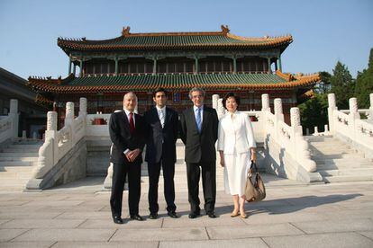 Margaret Chen junto a tres ejecutivos de Telefónica en 2006 en Zhong Nan Hai, la sede del Gobierno chino (de izqda. a dcha. Mauricio Sartorius, José María Álvarez-Pallete y César Alierta).