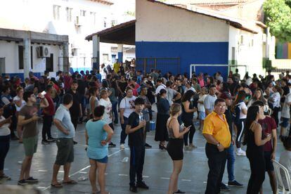 Decenas de personas esperan para votar en un colegio de Asunción, el 30 de abril de 2023.