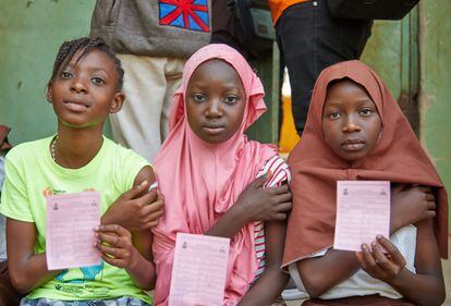 Tres niñas muestran la cartilla que acredita que han sido vacunadas contra el VPH en Nigeria el pasado 26 de octubre, el primer día en el que se desplegó la campaña de inmunización para proteger a 7,7 de chicas de entre 9 y 14 años.