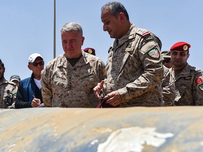 El príncipe Fahd Bin Turki Bin Abdulaziz al Saud, en primer plano, junto al general estadounidense Kenneth McKenzie, en 2019 en la base militar de Al-Kharj, en Arabia Saudí.