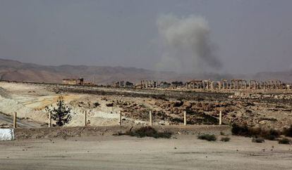 Una columna de humo se levanta por un misil lanzado por el r&eacute;gimen contra los yihadistas cerca de las ruinas de Palmira.