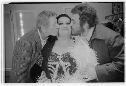 Montserrat Caballé arropada por sus amigos, el actor Danny Kaye (izquierda) y el tenor Luciano Pavarotti (derecha), en los camerinos del San Francisco Opera House en enero de 1978.