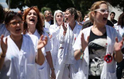 Trabajadores y usuarios del hospital de Bellvitge, ayer en su protesta ante el centro sanitario.