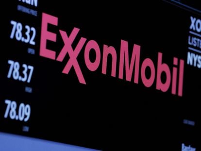 El logo de Exxon Mobil, en un monitor del parqué de la Bolsa de Nueva York, en una imagen de archivo.