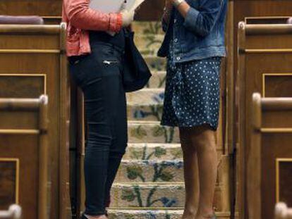 La diputada de Geroa Bai Uxue Barkos conversa con la líder de UPyD, Rosa Díez, durante la sesión de control al Gobierno en el Congreso.