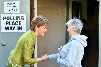 La primera Ministra de Escocia y líder del Partido Nacional Escocés (SNP), Nicola Sturgeon, saluda a una vecina durante la jornada electoral en Glasgow, Escocia.