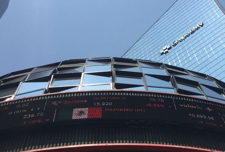 La fachada del edificio de la Bolsa Mexicana de Valores, en Ciudad de México.