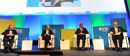 Desde la izquierda, Siegfried Russwurm, ejecutivo de Siemens; Bruno di Leo, vicepresidente sénior de IBM; Surinderpeep Singh, director general de Shell Marine, y Marc Sachon, profesor del IESE.