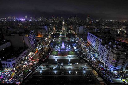 Vista aérea del exterior del Congreso con las manifestaciones a favor y en contra de la ley de aborto legal.